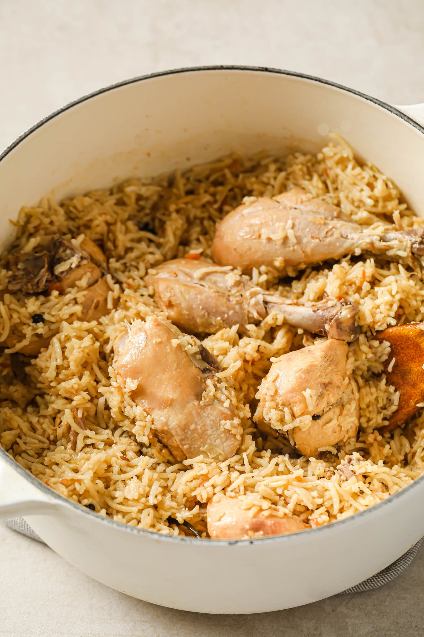 Cooked Chicken Yakhni Pulao in a Dutch oven.